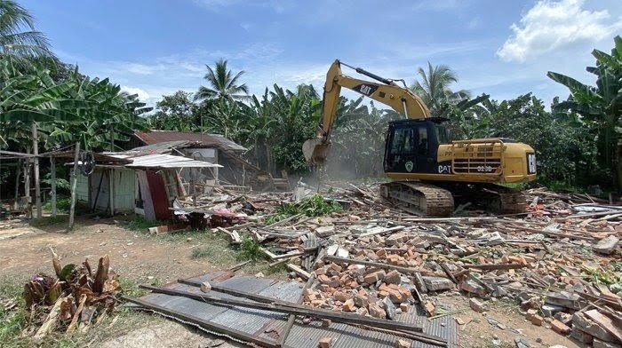 Rumah Keluarga Pelaku Pembunuhan di PPU Dirobohkan