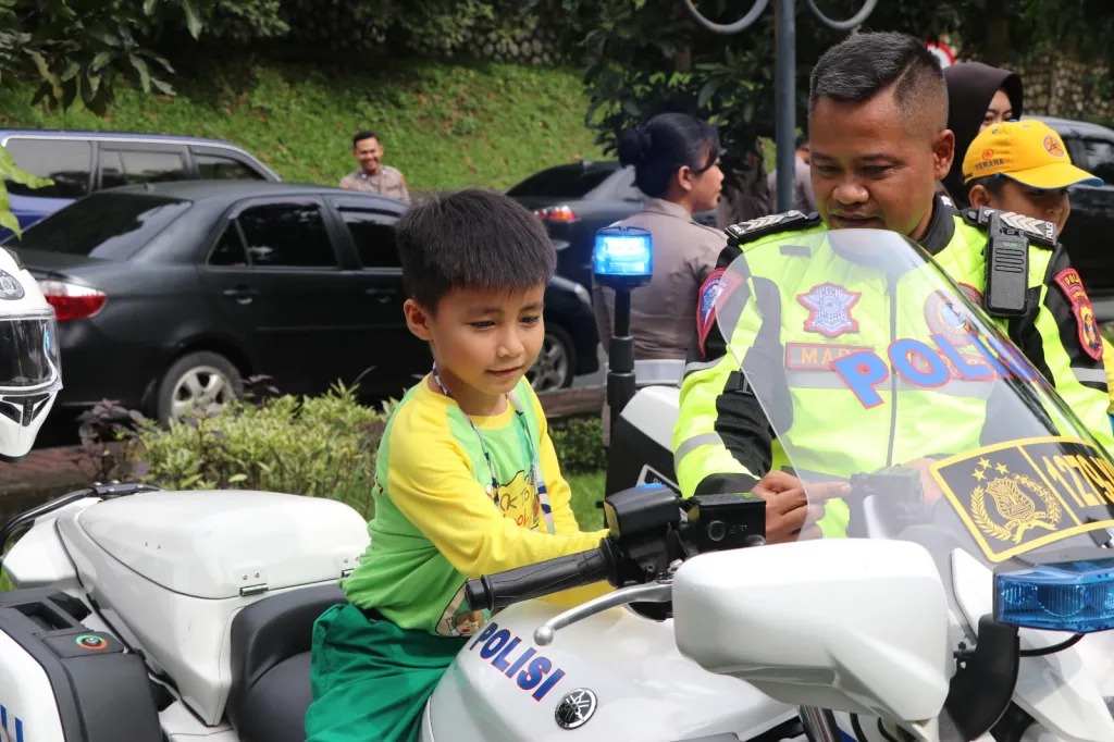 Siswa SD Patra Dharma Ikuti Sosialisasi Peralatan Kepolisian