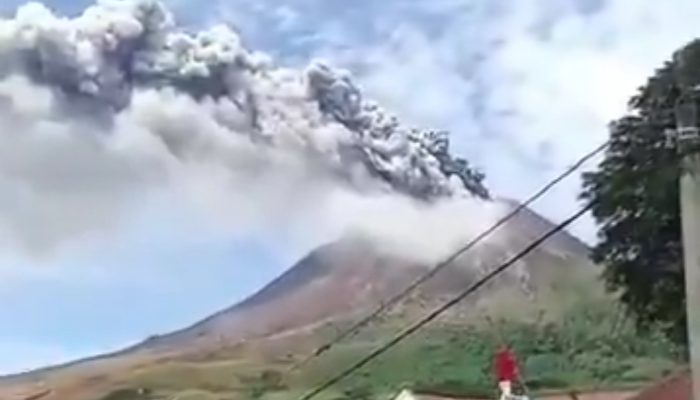 Aktivitas Gunung Sinabung Meningkat, Ratusan Warga Karo Mengungsi dan Sejumlah Desa Masuk Siaga