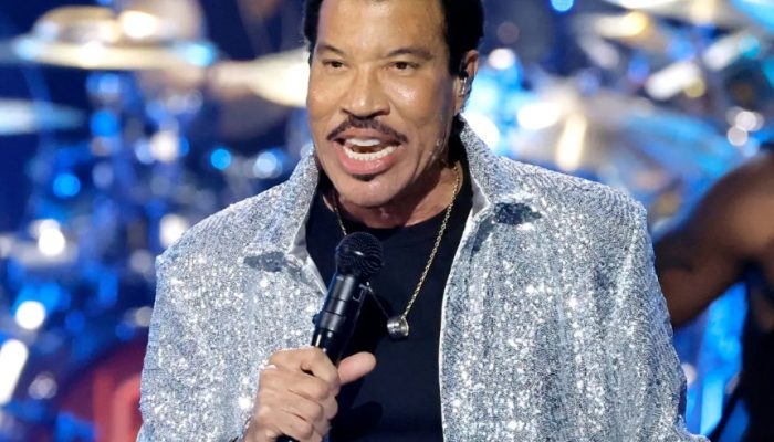 Lionel Richie Jalani Prosedur Jantung, Tiga Konser Bersama Earth, Wind & Fire Dibatalkan