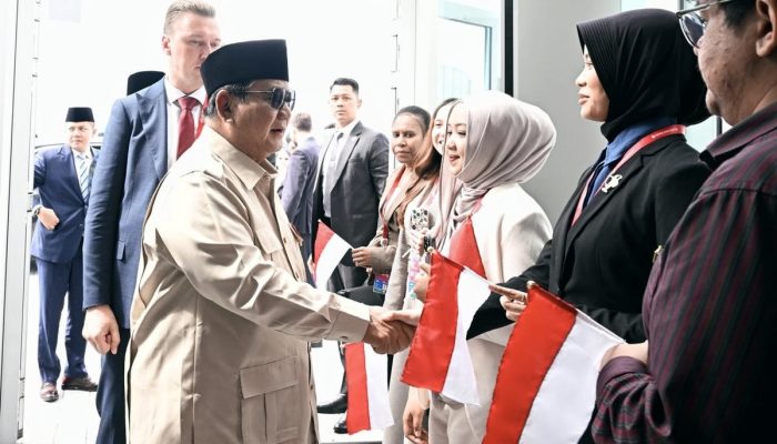 Suasana Haru dan Bangga: Mahasiswa Indonesia Sambut Kedatangan Presiden Prabowo di Vladivostok Sambil Kibarkan Merah Putih
