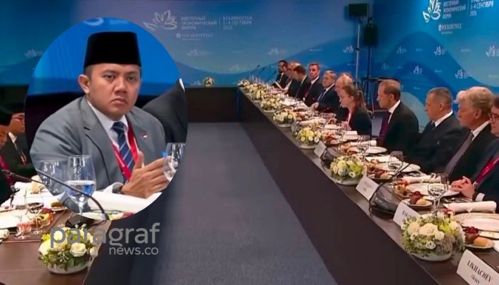 Viral! Aksi Seskab Teddy Mainkan Pulpen Saat Rapat Bersama Presiden Putin Tuai Sorotan Publik