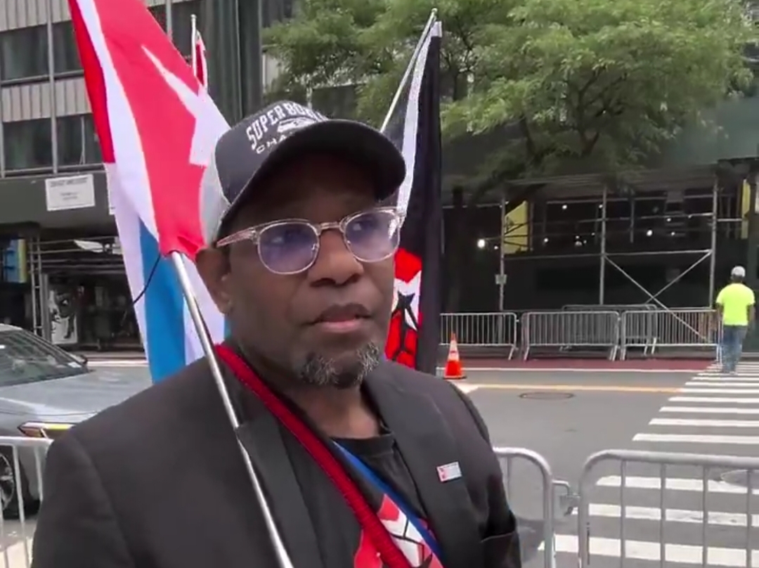 Shamsi Ali berdialog dengan demonstran pro-Papua di New York.