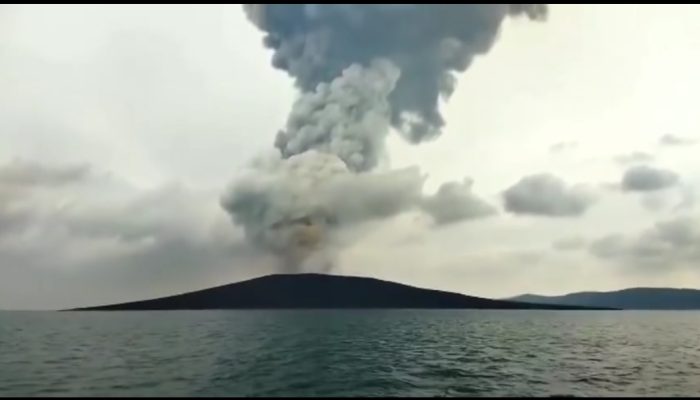 Gunung Anak Krakatau Meletus, Guide dan Fotografer Nekat Abadikan Momen Epic dari Dekat