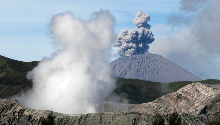 Enam Gunung Api Erupsi Berdekatan, Anak Krakatau Kembali Bergemuruh: Ada Apa dengan Aktivitas Vulkanik Indonesia?