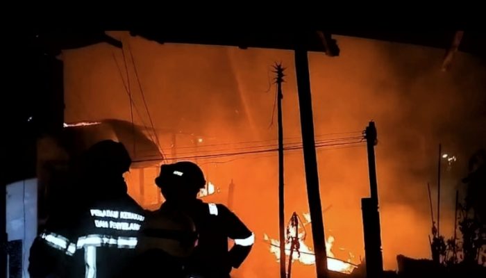 Kebakaran Dini Hari di Balikpapan, 3 Rumah Hangus dan 21 Jiwa Terdampak