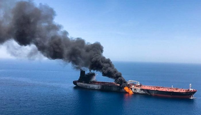 Selat Hormuz Membara! Iran Klaim Empat Kapal Tanker Minyak Meledak, Pasokan Energi Dunia Terancam