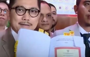 Pengacara Perlihatkan Dokumen Ijazah Gibran dari SD hingga S1 di PTUN, Penggugat Walk Out