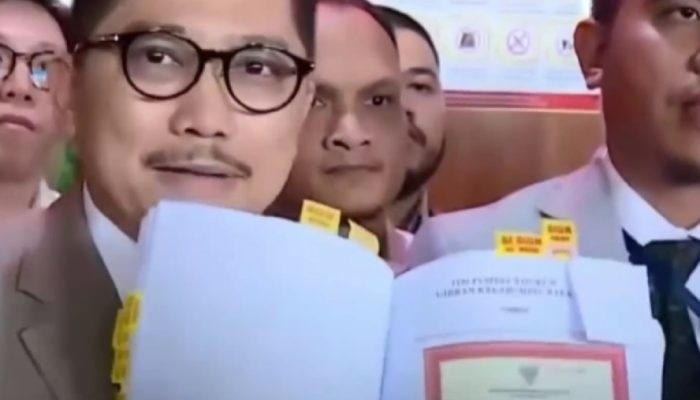 Pengacara Perlihatkan Dokumen Ijazah Gibran dari SD hingga S1 di PTUN, Penggugat Walk Out